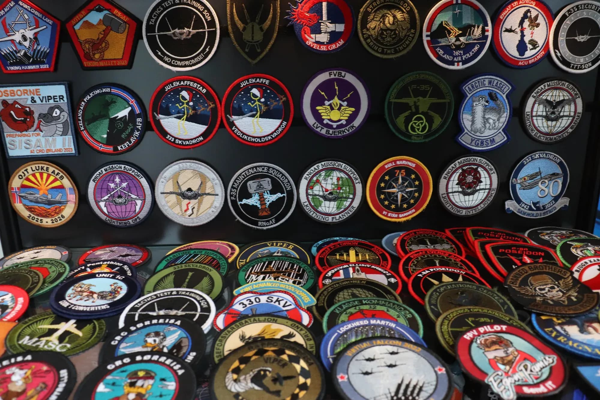 Vegg full av broderte patcher fra skvadroner, klubber og lag