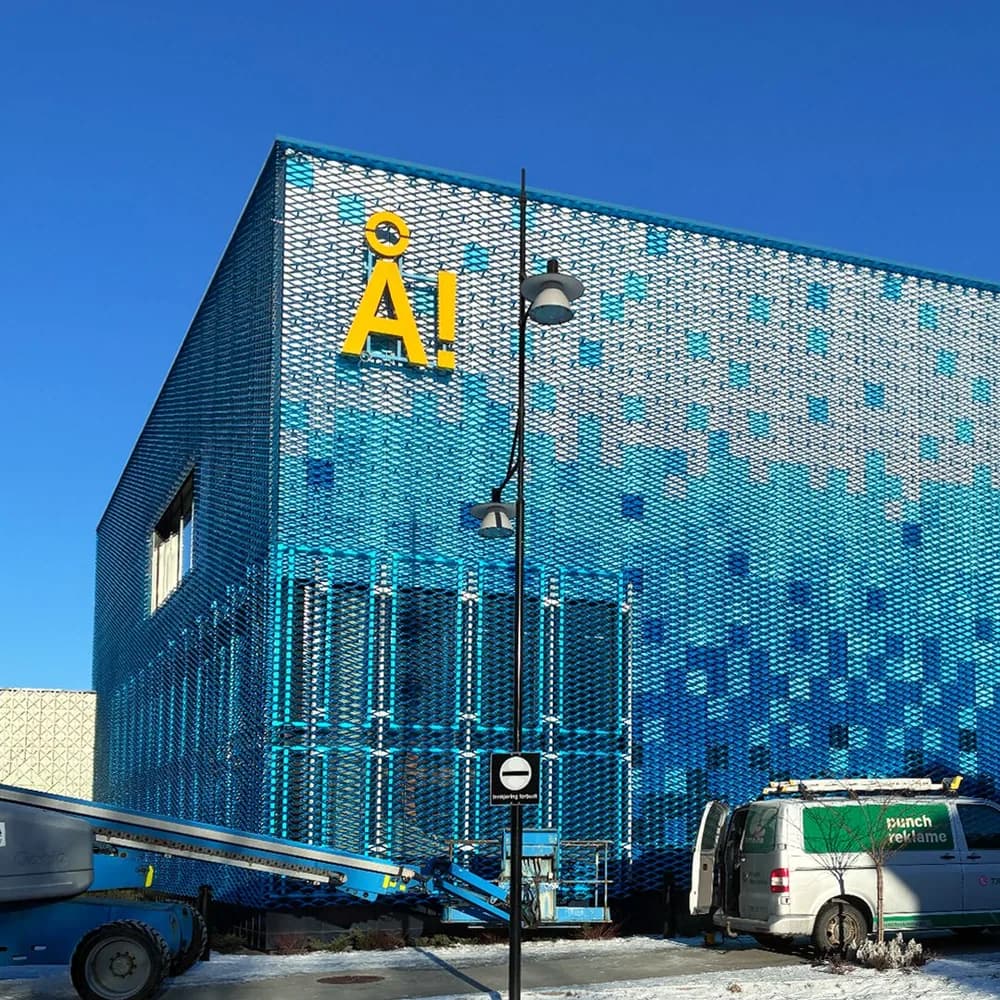 Blå fasade med store gule bokstaver «Å!» i Åfjord