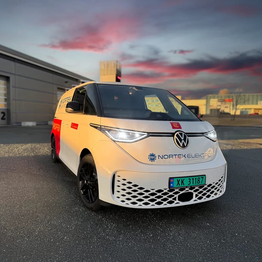 Hvit VW ID. Buzz med bildekor for Nortek Elektro